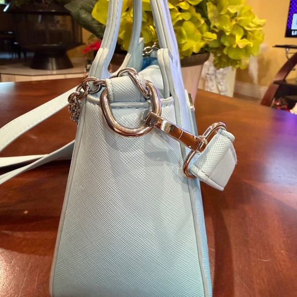 Elegant Blue Handbag with Chain Detail - Picture 4 of 10